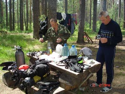 Валик и Юра готовят снаряжение